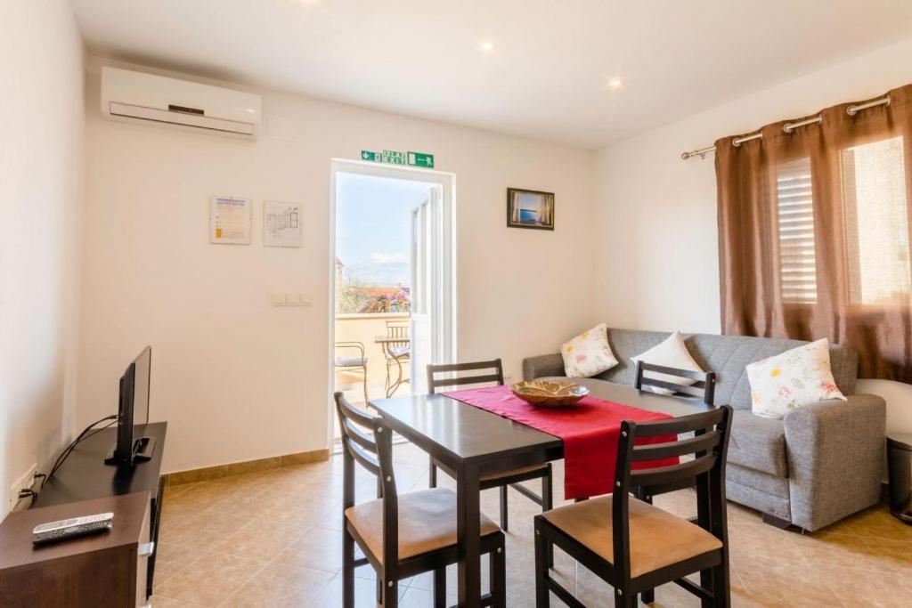 Apartments With A Parking Space Supetar, Brac - 16294 Экстерьер фото